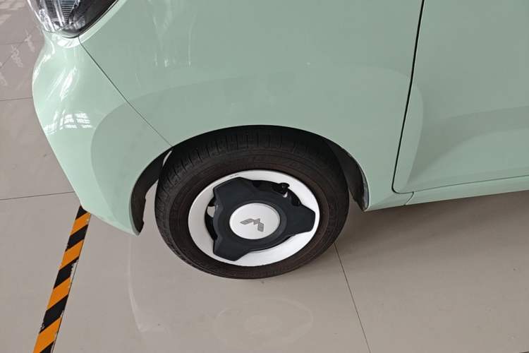 Used Wuling Hongguang MINIEV 2021 Macaron Fashion Model Lithium Iron Phosphate Left Front Wheel Hub