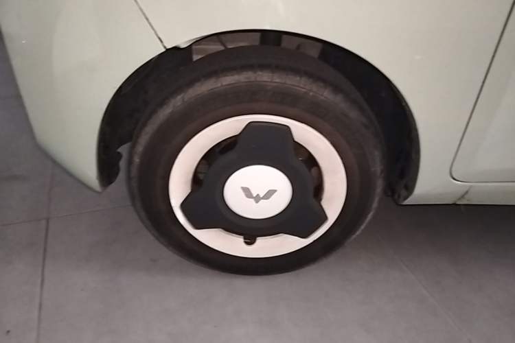 Used Wuling Hongguang MINIEV 2021 Macaron Fashion Edition Lithium-Ion Battery Left Front Wheel Hub