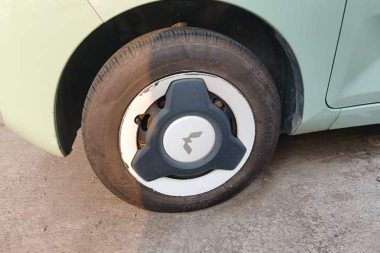 Used Wuling Hongguang MINIEV 2021 Macaron Fashion Model Lithium Iron Phosphate Left Front Wheel Hub