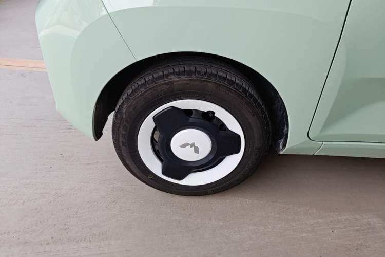 Used Wuling Hongguang MINIEV 2021 Macaron Fashion Edition Lithium-Ion Battery Left Front Wheel Hub