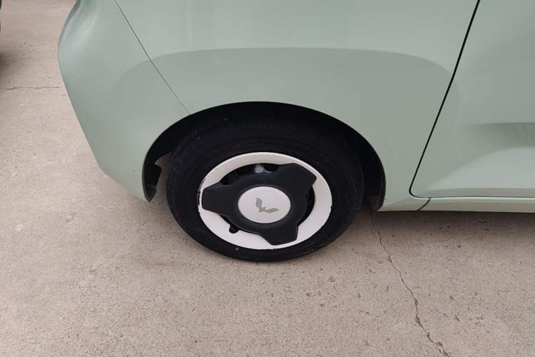 Used Wuling Hongguang MINIEV 2021 Macaron Fashion Model Lithium Iron Phosphate Left Front Wheel Hub