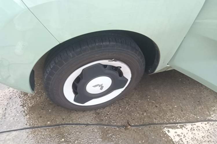 Used Wuling Hongguang MINIEV 2021 Macaron Fashion Model Lithium Iron Phosphate Left Front Wheel Hub