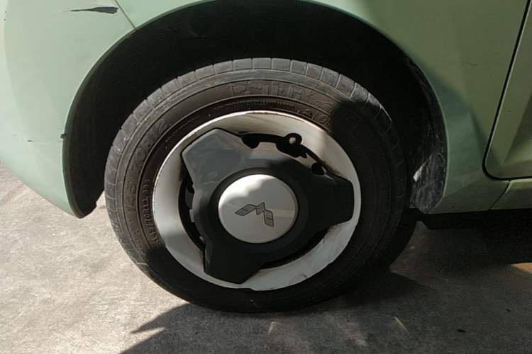 Used Wuling Hongguang MINIEV 2021 Macaron Fashion Model Lithium Iron Phosphate Left Front Wheel Hub
