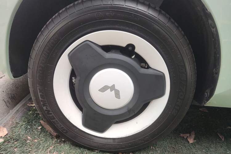 Used Wuling Hongguang MINIEV 2021 Macaron Fashion Model Lithium Iron Phosphate Left Front Wheel Hub