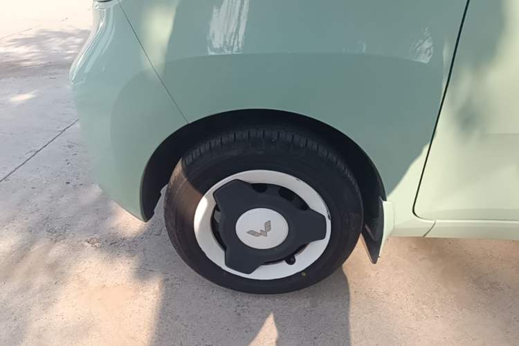 Used Wuling Hongguang MINIEV 2021 Macaron Fashion Edition Lithium-Ion Battery Left Front Wheel Hub