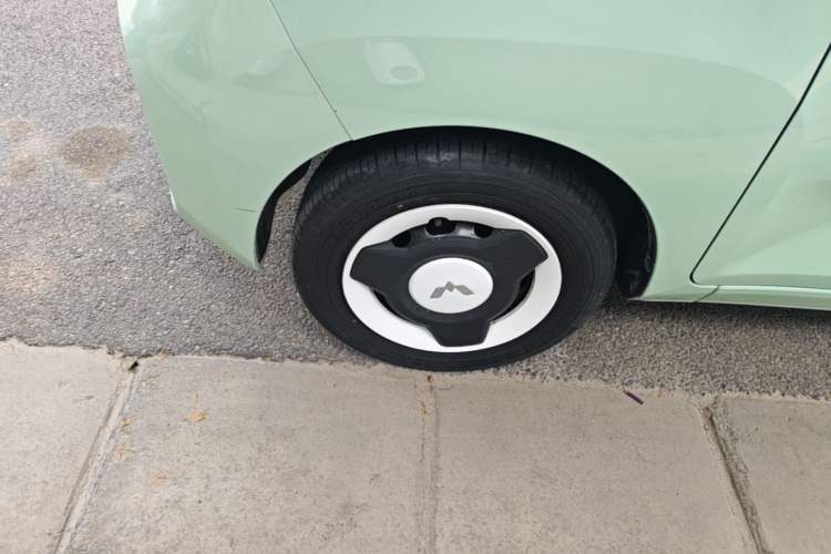 Used Wuling Hongguang MINIEV 2021 Macaron Fashion Model Lithium Iron Phosphate Left Front Wheel Hub