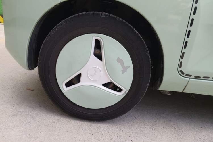 Used Wuling Hongguang MINIEV 2021 Macaron Fashion Model Lithium Iron Phosphate Left Front Wheel Hub