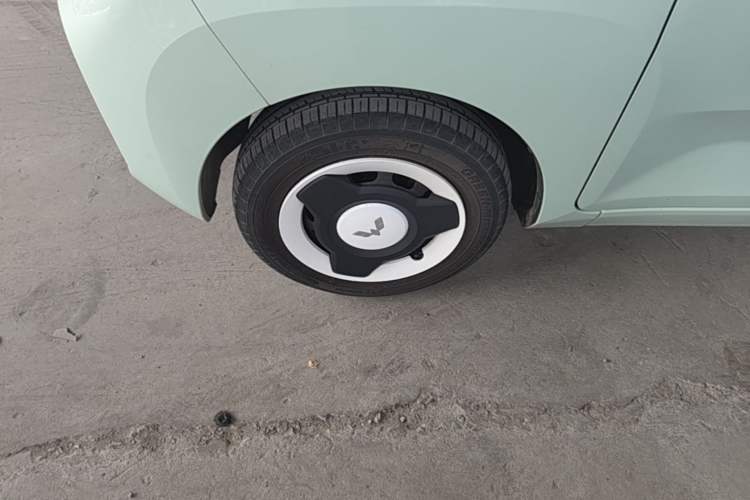 Used Wuling Hongguang MINIEV 2021 Macaron Fashion Edition Lithium-Ion Battery Left Front Wheel Hub