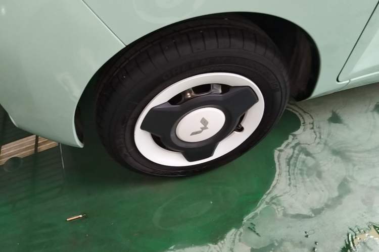 Used Wuling Hongguang MINIEV 2021 Macaron Fashion Model Lithium Iron Phosphate Left Front Wheel Hub