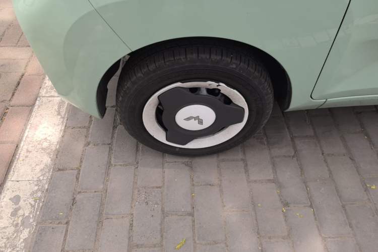 Used Wuling Hongguang MINIEV 2021 Macaron Fashion Model Lithium Iron Phosphate Left Front Wheel Hub
