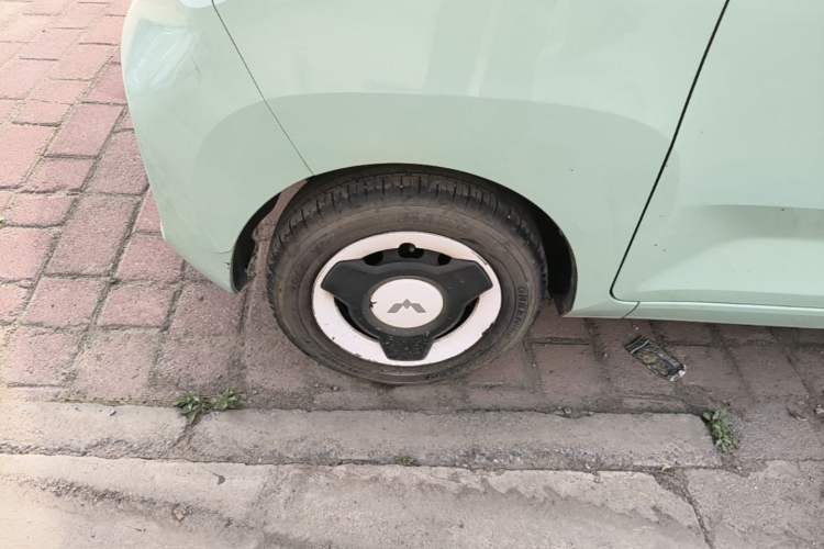 Used Wuling Hongguang MINIEV 2021 Macaron Fashion Model Lithium Iron Phosphate Left Front Wheel Hub