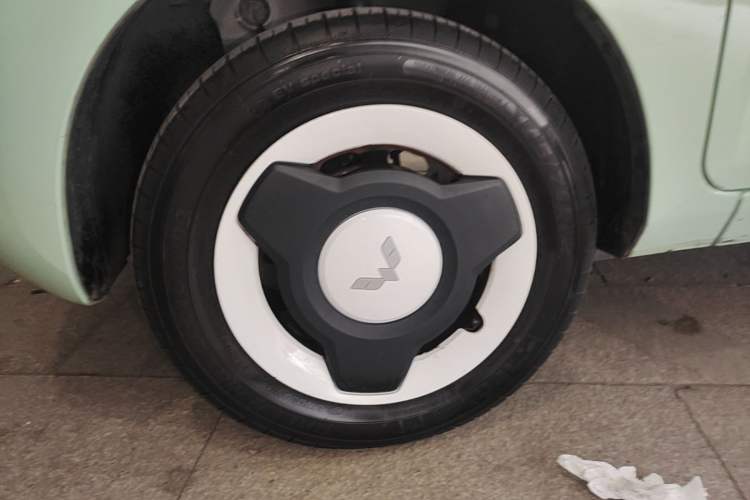 Used Wuling Hongguang MINIEV 2021 Macaron Fashion Model Lithium Iron Phosphate Left Front Wheel Hub