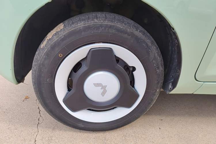 Used Wuling Hongguang MINIEV 2021 Macaron Fashion Model Lithium Iron Phosphate Left Front Wheel Hub