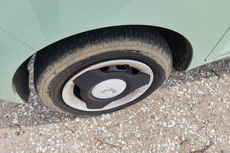 Used Wuling Hongguang MINIEV 2021 Macaron Fashion Model Lithium Iron Phosphate Left Front Wheel Hub