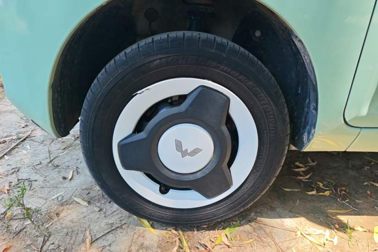 Used Wuling Hongguang MINIEV 2021 Macaron Fashion Model Lithium Iron Phosphate Left Front Wheel Hub