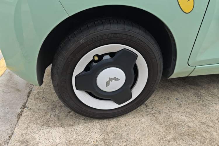 Used Wuling Hongguang MINIEV 2021 Macaron Fashion Model Lithium Iron Phosphate Left Front Wheel Hub