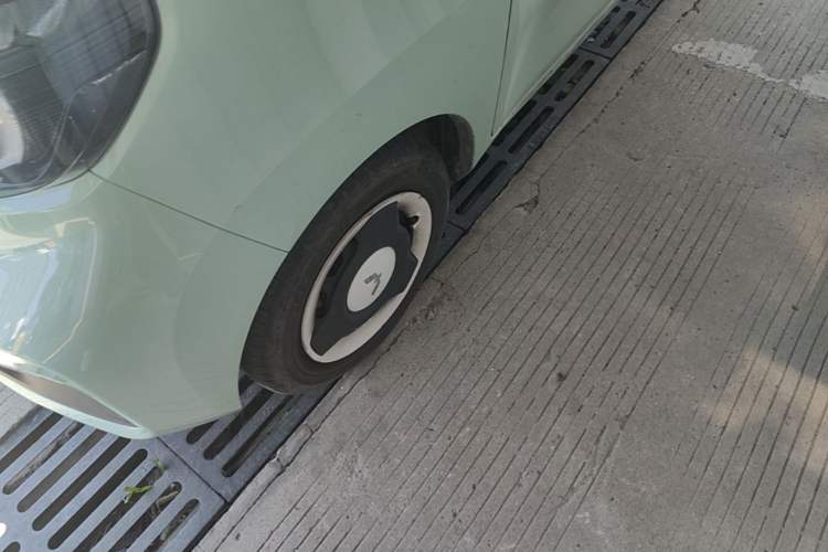 Used Wuling Hongguang MINIEV 2021 Macaron Premium Model – Lithium Iron Phosphate Left Front Wheel Hub