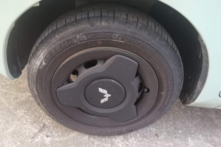 Used Wuling Hongguang MINIEV 2021 Macaron Fashion Edition Lithium-Ion Battery Left Front Wheel Hub
