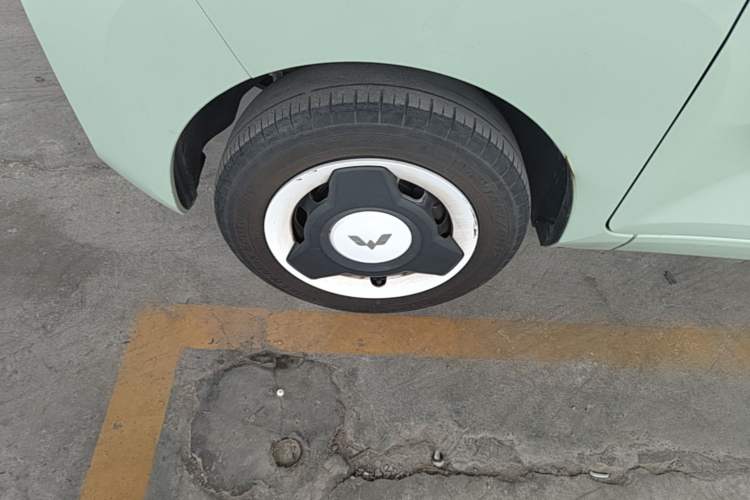Used Wuling Hongguang MINIEV 2021 Macaron Fashion Model Lithium Iron Phosphate Left Front Wheel Hub