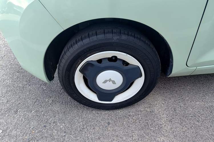 Used Wuling Hongguang MINIEV 2021 Macaron Fashion Model Lithium Iron Phosphate Left Front Wheel Hub