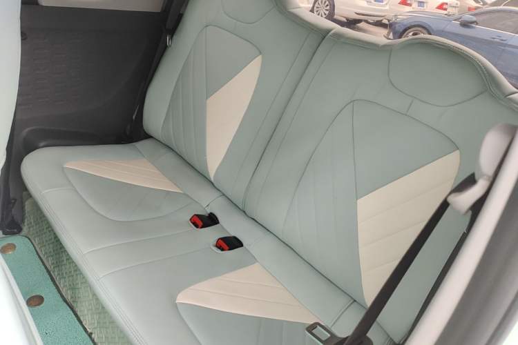 Used Wuling Hongguang MINIEV 2021 Macaron Sandwich Model 120 km Lithium NMC Left Rear Seat