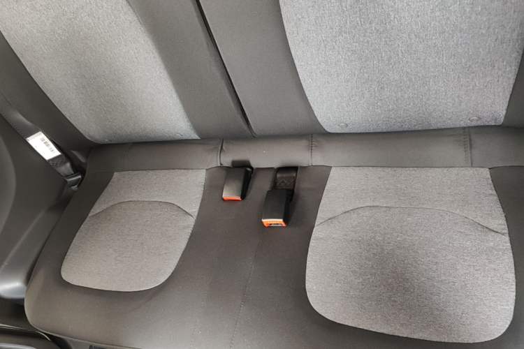Used Wuling Hongguang MINIEV 2021 Macaron Sandwich Model 170 km Lithium Iron Phosphate Left Rear Seat