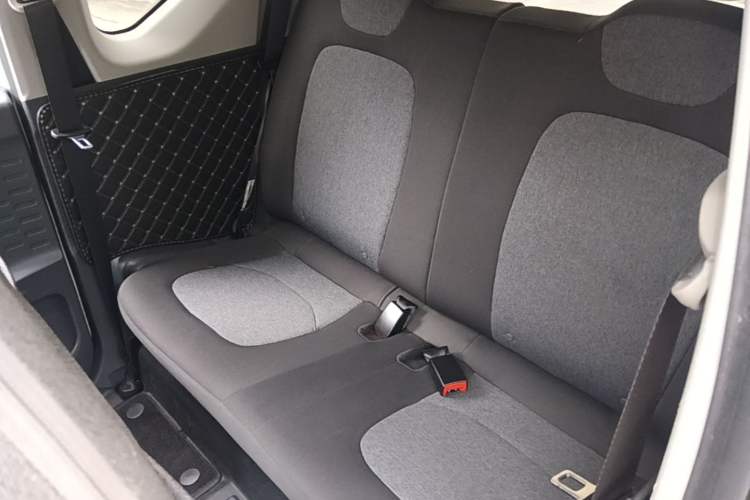 Used Wuling Hongguang MINIEV 2021 Macaron Sandwich Model 170 km Lithium Iron Phosphate Left Rear Seat
