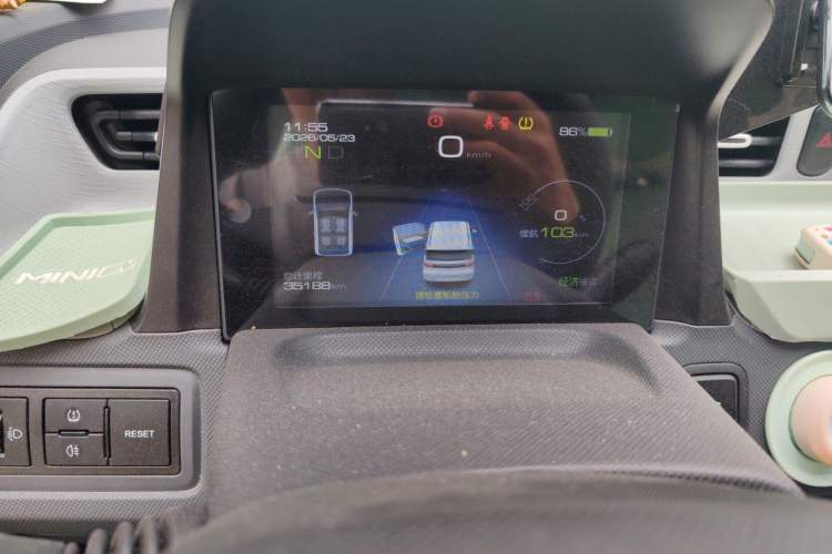 Used Wuling Hongguang MINIEV 2021 Macaron Fashion Model Lithium Iron Phosphate Odometer Close Up