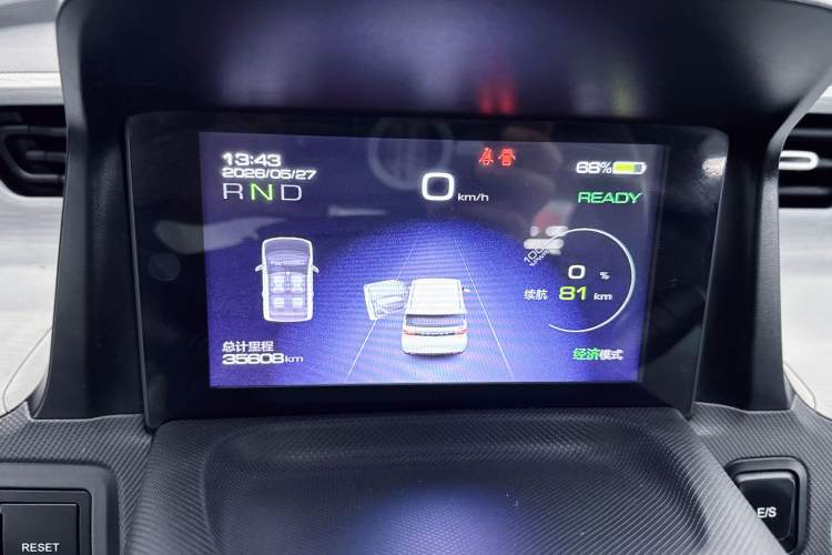 Used Wuling Hongguang MINIEV 2021 Macaron Sandwich Model 120 km Lithium Iron Phosphate Odometer Close Up