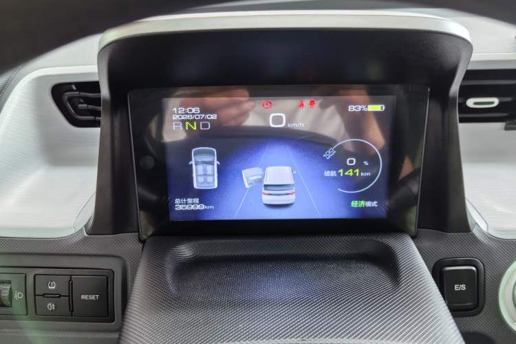 Used Wuling Hongguang MINIEV 2021 Macaron Sandwich Model 170 km Lithium Iron Phosphate Odometer Close Up
