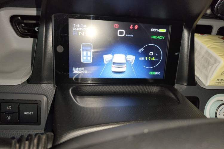 Used Wuling Hongguang MINIEV 2021 Macaron Fashion Edition Lithium-Ion Battery Odometer Close Up