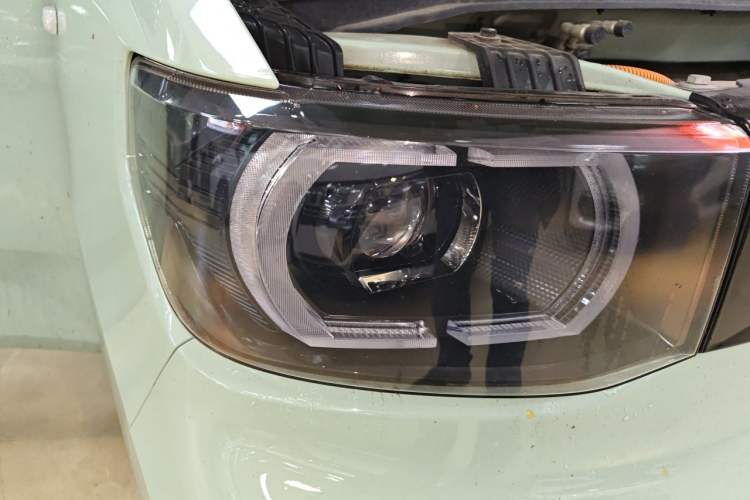 Used Wuling Hongguang MINIEV 2021 Macaron Premium Model – Lithium-NMC Right Front Headlight