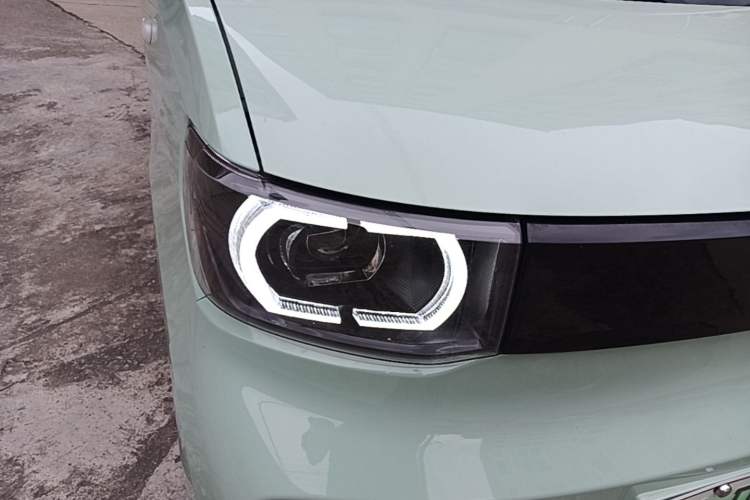 Used Wuling Hongguang MINIEV 2021 Macaron Sandwich Model 170 km Lithium Iron Phosphate Right Front Headlight