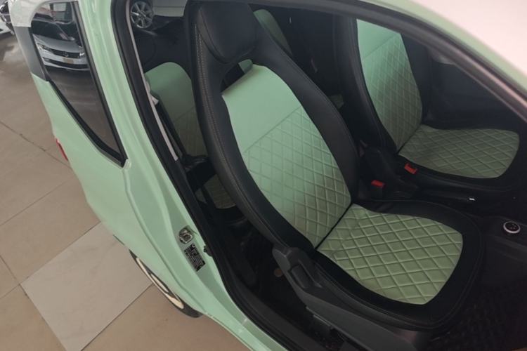 Used Wuling Hongguang MINIEV 2021 Macaron Sandwich Model 120 km Lithium Iron Phosphate Right Front Seat