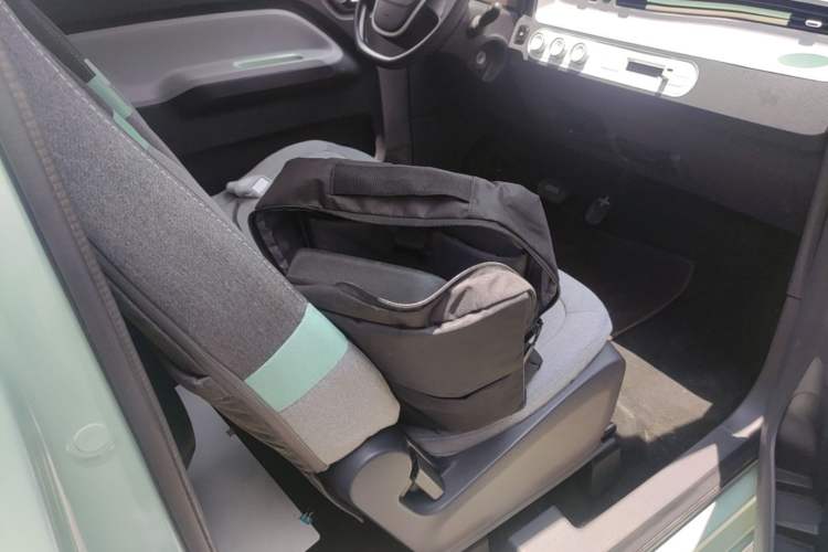 Used Wuling Hongguang MINIEV 2021 Macaron Sandwich Model 120 km Lithium NMC Right Front Seat