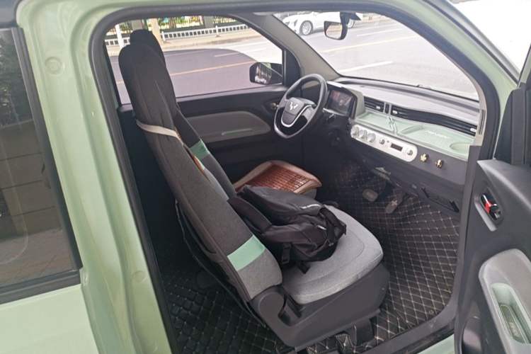 Used Wuling Hongguang MINIEV 2021 Macaron Premium Model – Lithium-NMC Right Front Seat