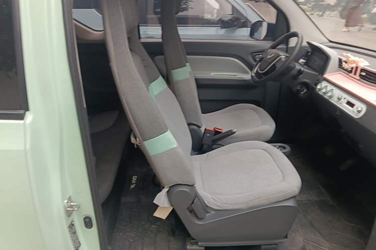 Used Wuling Hongguang MINIEV 2021 Macaron Fashion Model Lithium Iron Phosphate Right Front Seat
