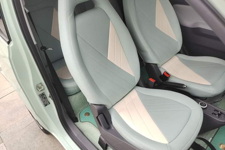 Used Wuling Hongguang MINIEV 2021 Macaron Sandwich Model 120 km Lithium NMC Right Front Seat