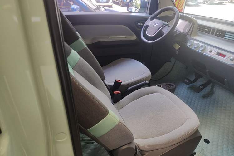 Used Wuling Hongguang MINIEV 2021 Macaron Fashion Edition Lithium-Ion Battery Right Front Seat