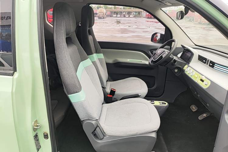 Used Wuling Hongguang MINIEV 2021 Macaron Fashion Model Lithium Iron Phosphate Right Front Seat