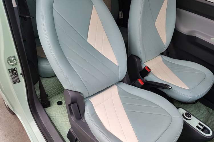 Used Wuling Hongguang MINIEV 2021 Macaron Sandwich Model 120 km Lithium Iron Phosphate Right Front Seat