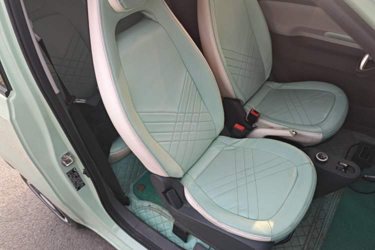 Used Wuling Hongguang MINIEV 2021 Macaron Sandwich Model 170 km Lithium Iron Phosphate Right Front Seat