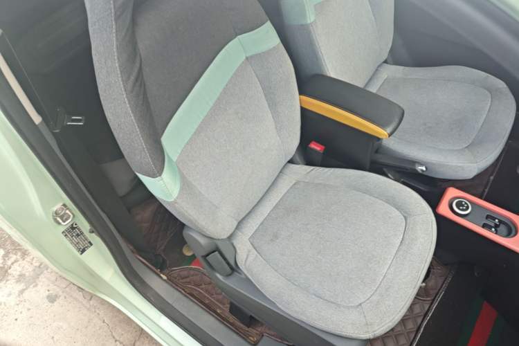 Used Wuling Hongguang MINIEV 2021 Macaron Sandwich Model 120 km Lithium NMC Right Front Seat