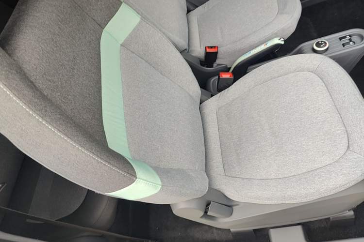 Used Wuling Hongguang MINIEV 2021 Macaron Sandwich Model 170 km Lithium Iron Phosphate Right Front Seat