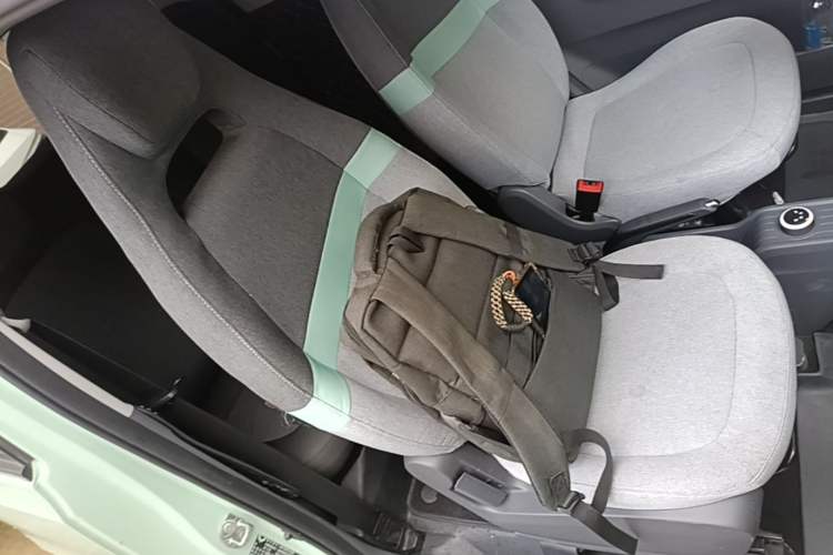 Used Wuling Hongguang MINIEV 2021 Macaron Sandwich Model 170 km Lithium Iron Phosphate Right Front Seat