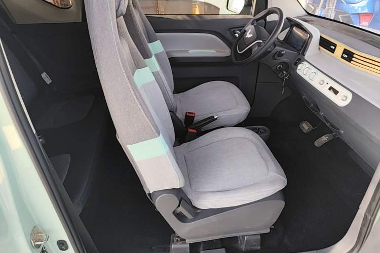 Used Wuling Hongguang MINIEV 2021 Macaron Fashion Model Lithium Iron Phosphate Right Front Seat