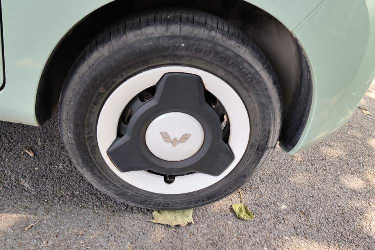 Used Wuling Hongguang MINIEV 2021 Macaron Fashion Model Lithium Iron Phosphate Right Front Wheel Hub