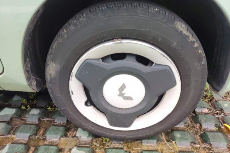 Used Wuling Hongguang MINIEV 2021 Macaron Fashion Model Lithium Iron Phosphate Right Front Wheel Hub