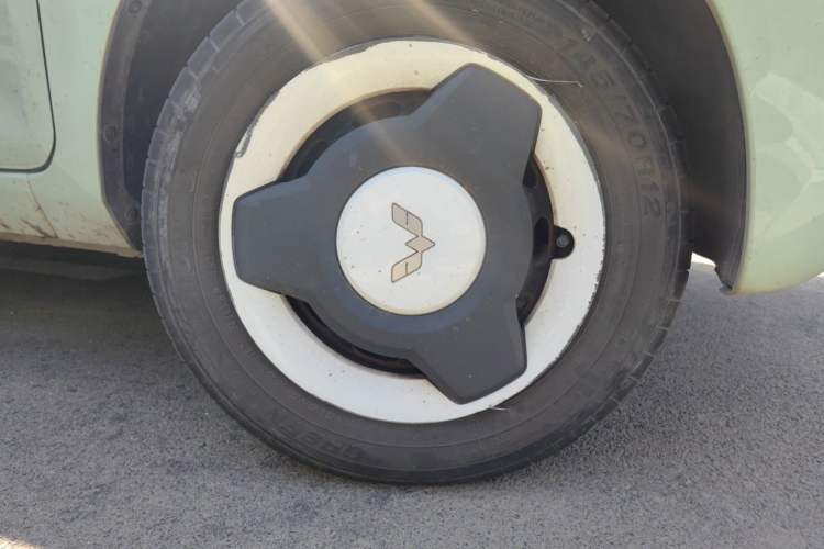 Used Wuling Hongguang MINIEV 2021 Macaron Fashion Edition Lithium-Ion Battery Right Front Wheel Hub