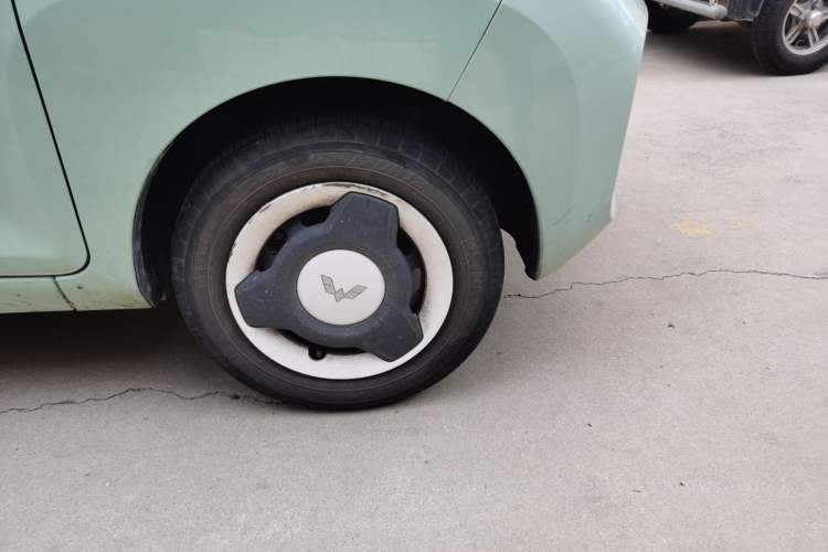 Used Wuling Hongguang MINIEV 2021 Macaron Fashion Model Lithium Iron Phosphate Right Front Wheel Hub